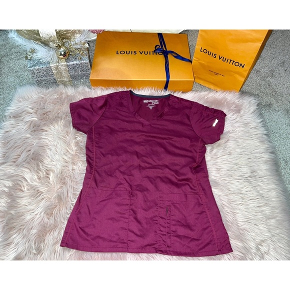 SOLD✨Barco Grey’s Anatomy Active Burgundy Scrub Top, Size Medium - Picture 2 of 5